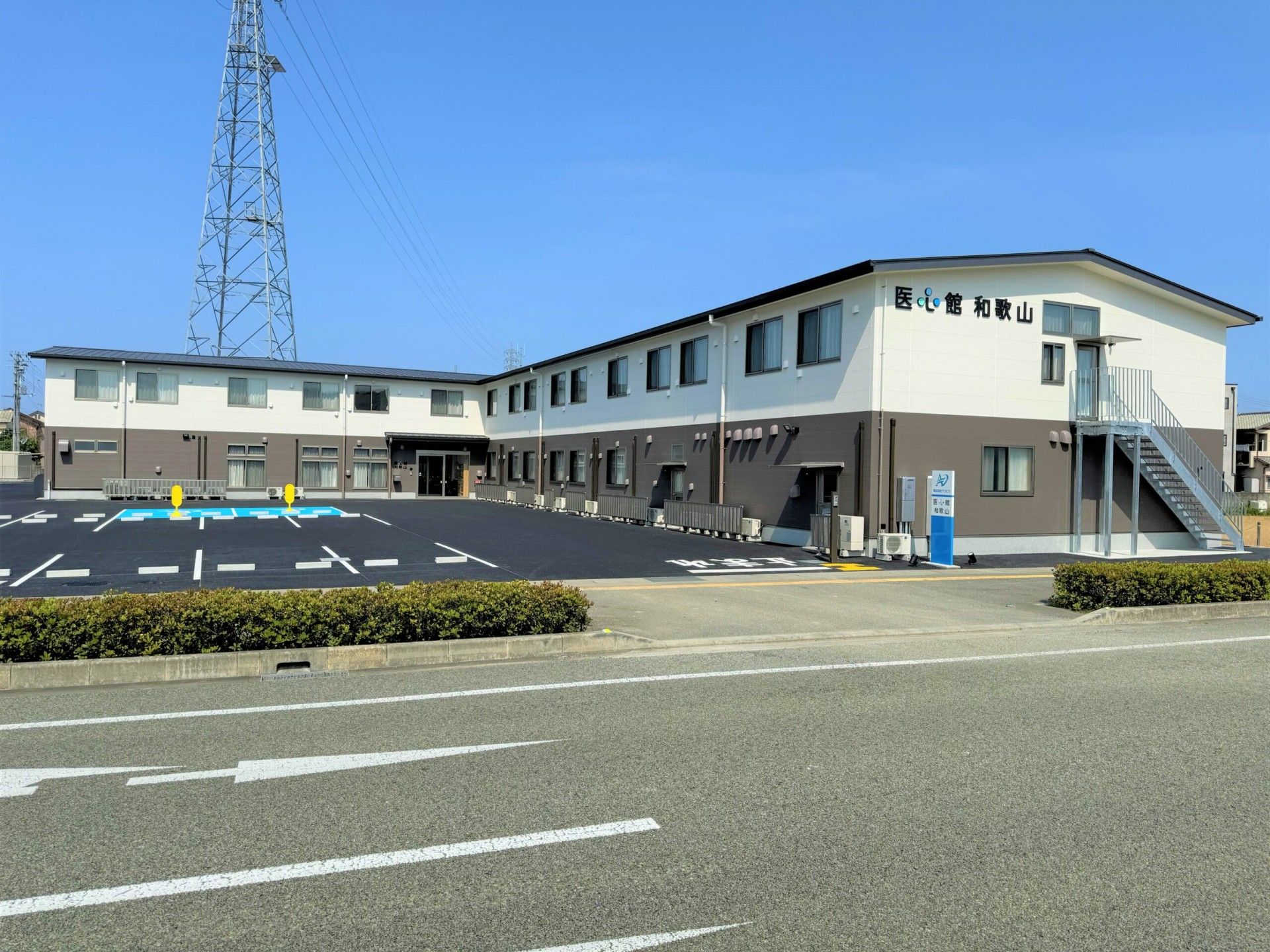 広い駐車場のある建物