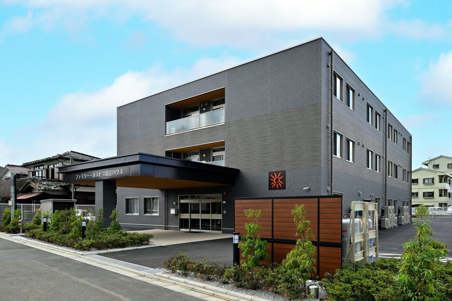 落ち着いた外観の建物