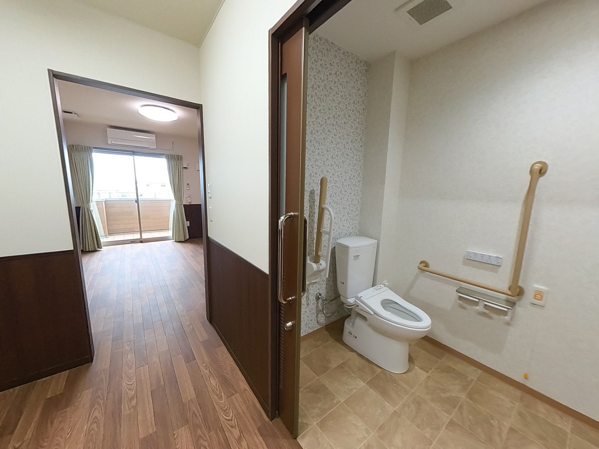 手すり付きのトイレと居室