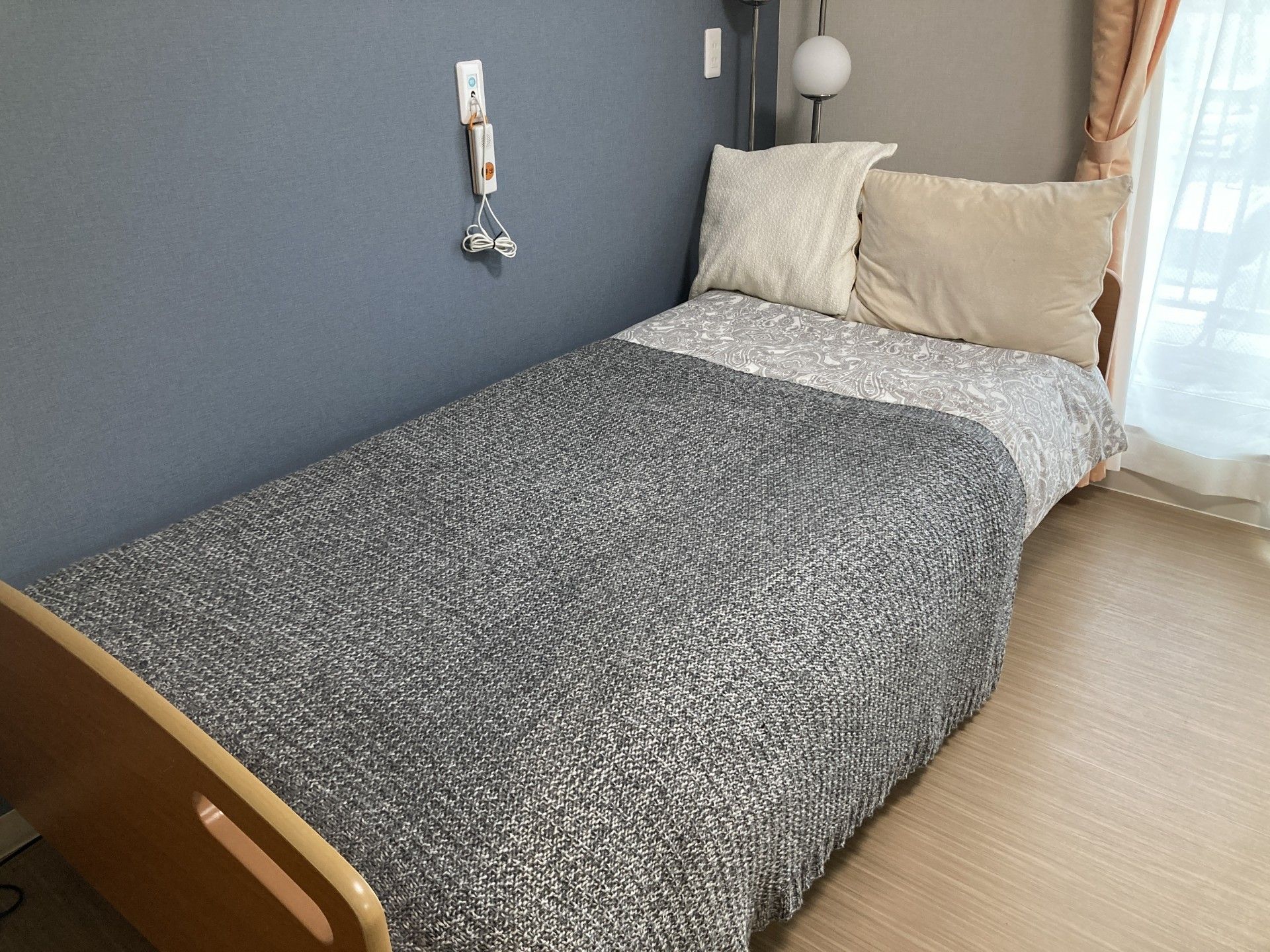 落ち着いた色合いの寝室