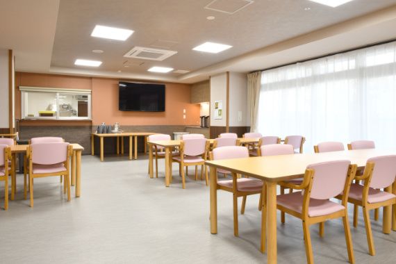 ピンクの椅子が並ぶ食堂