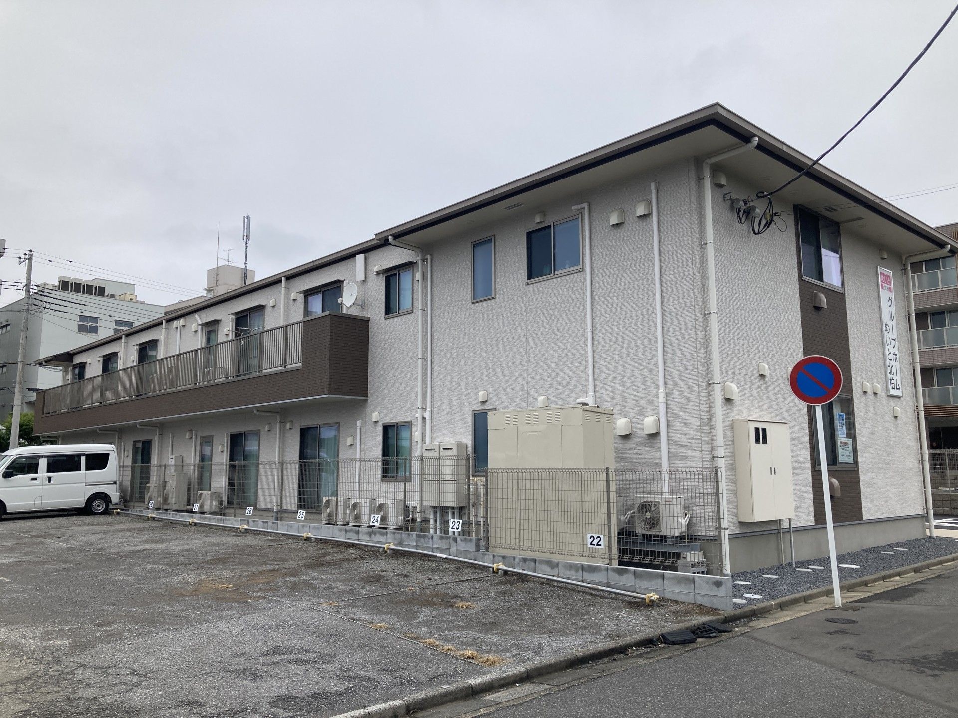 落ち着いた外観の建物