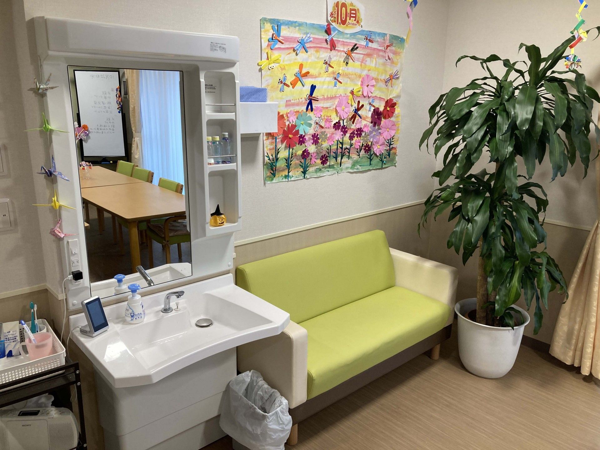 洗面台とソファのある部屋