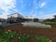 <br>
広々とした庭のある建物の外観