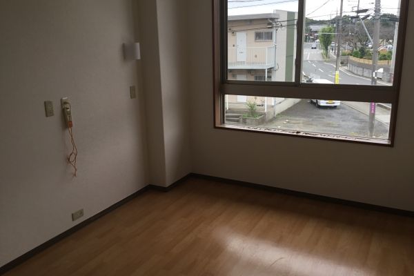 窓のある明るい部屋