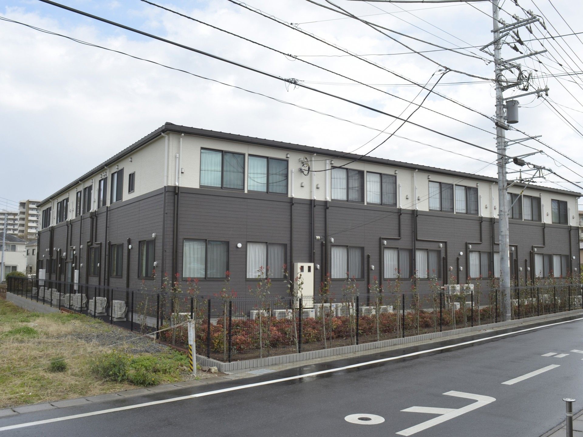落ち着いた外観の建物