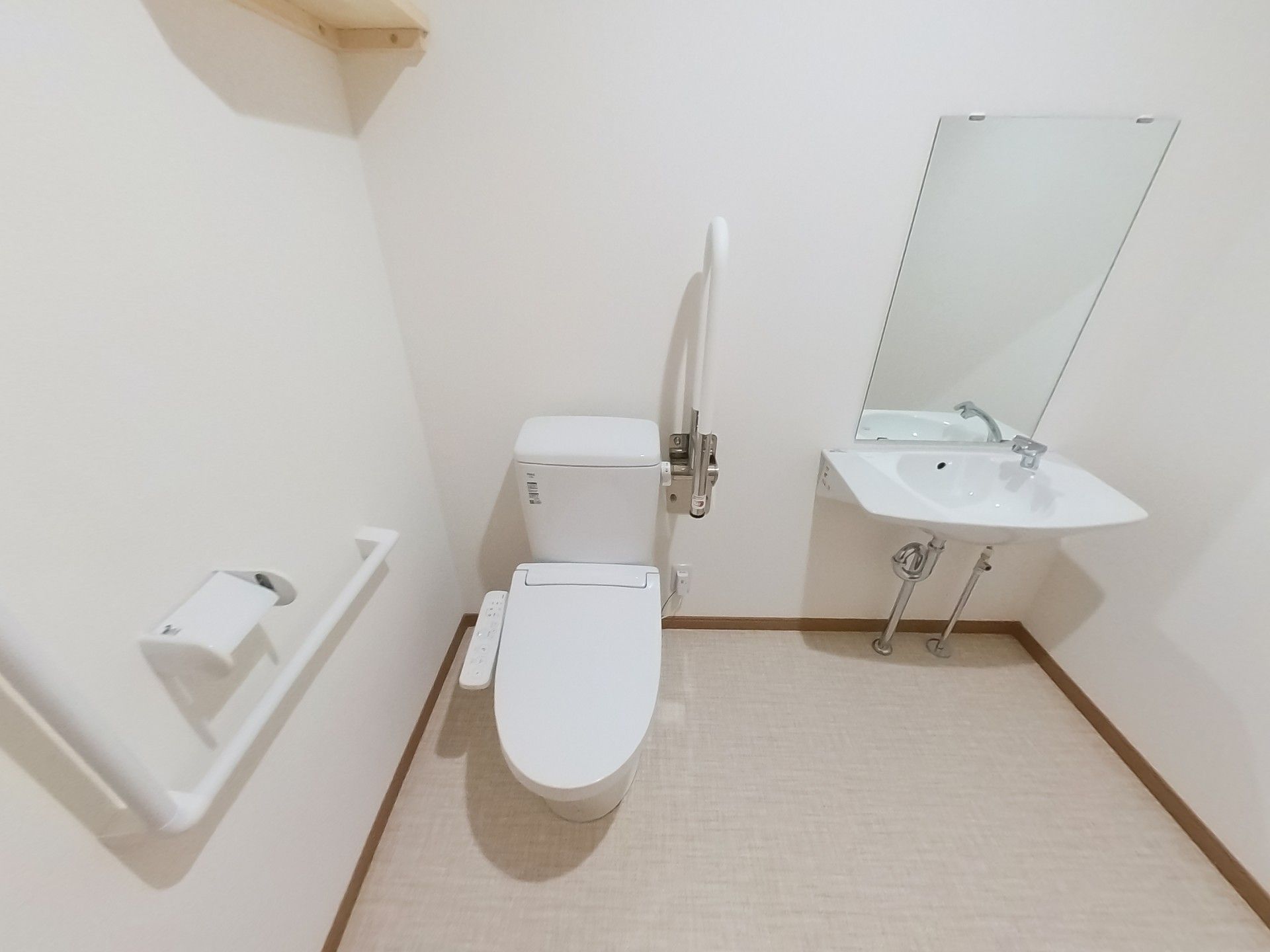 手すり付きのトイレ
