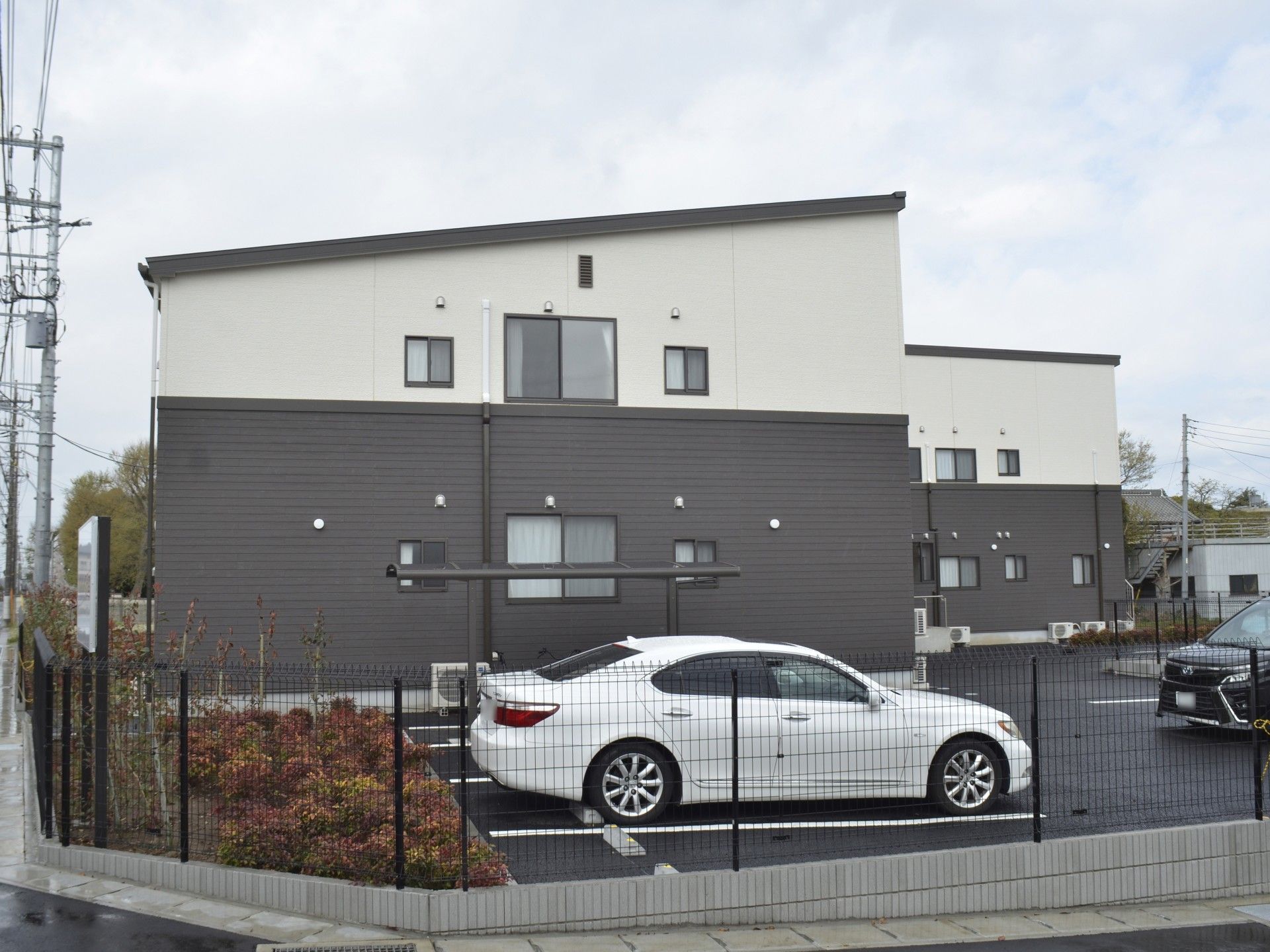 駐車場のある建物外観