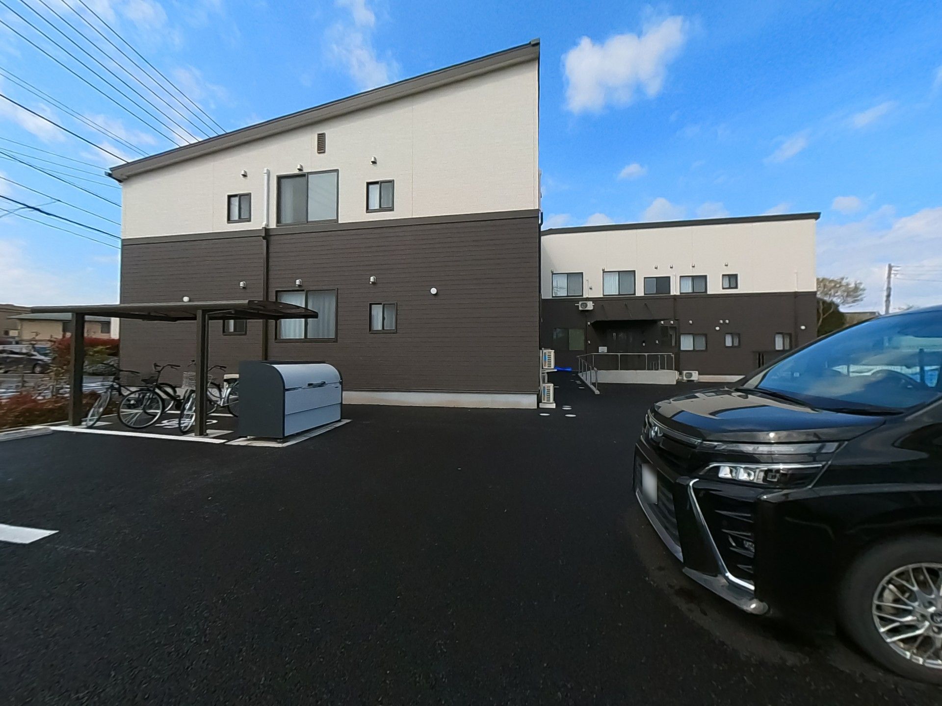 駐車場と自転車置き場