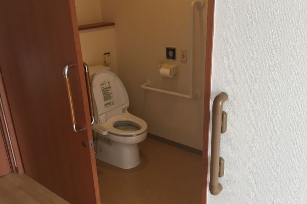 手すり付きのトイレ