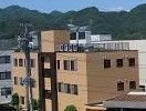 山に囲まれた建物外観