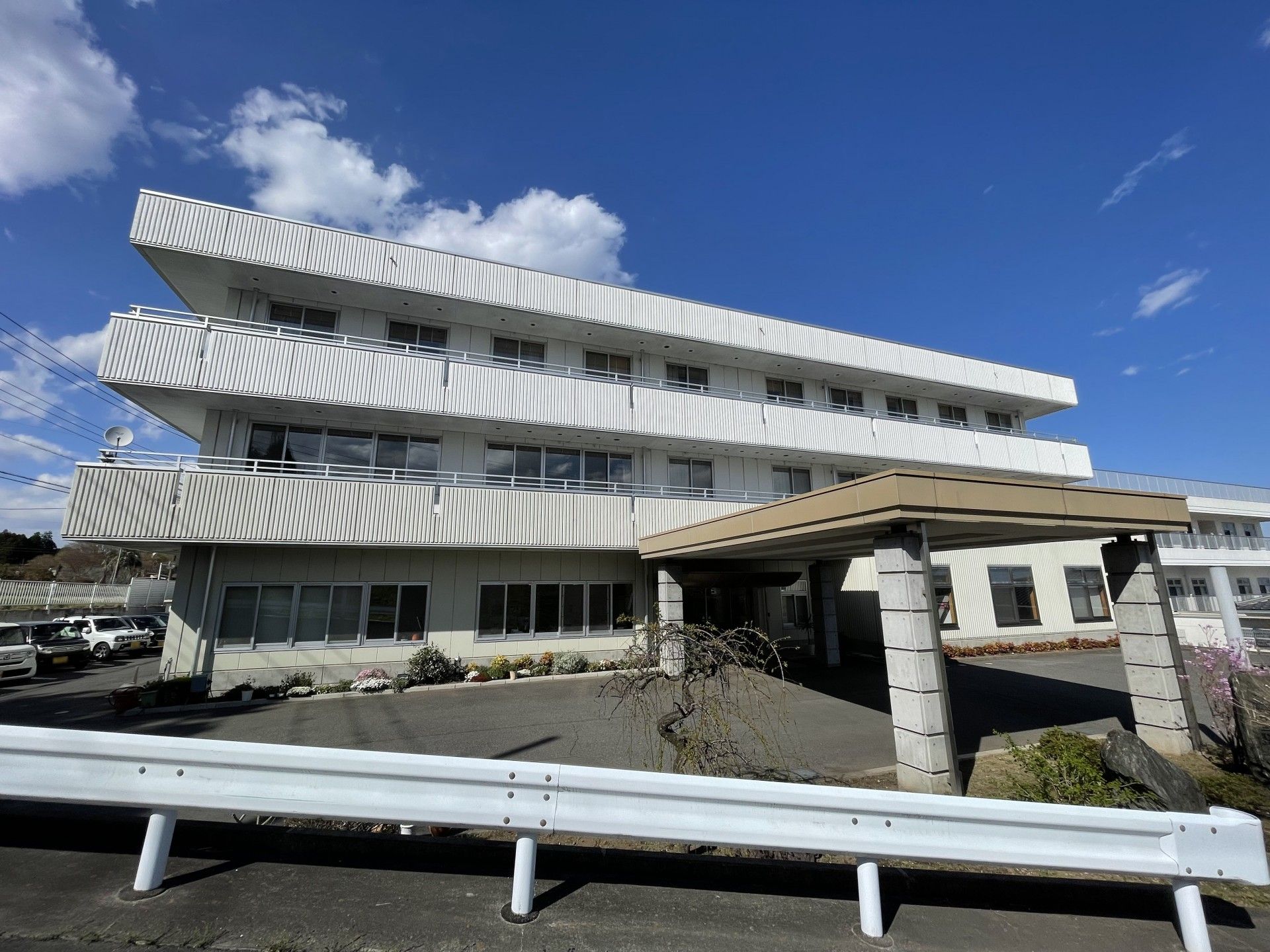 青空の下の建物外観
