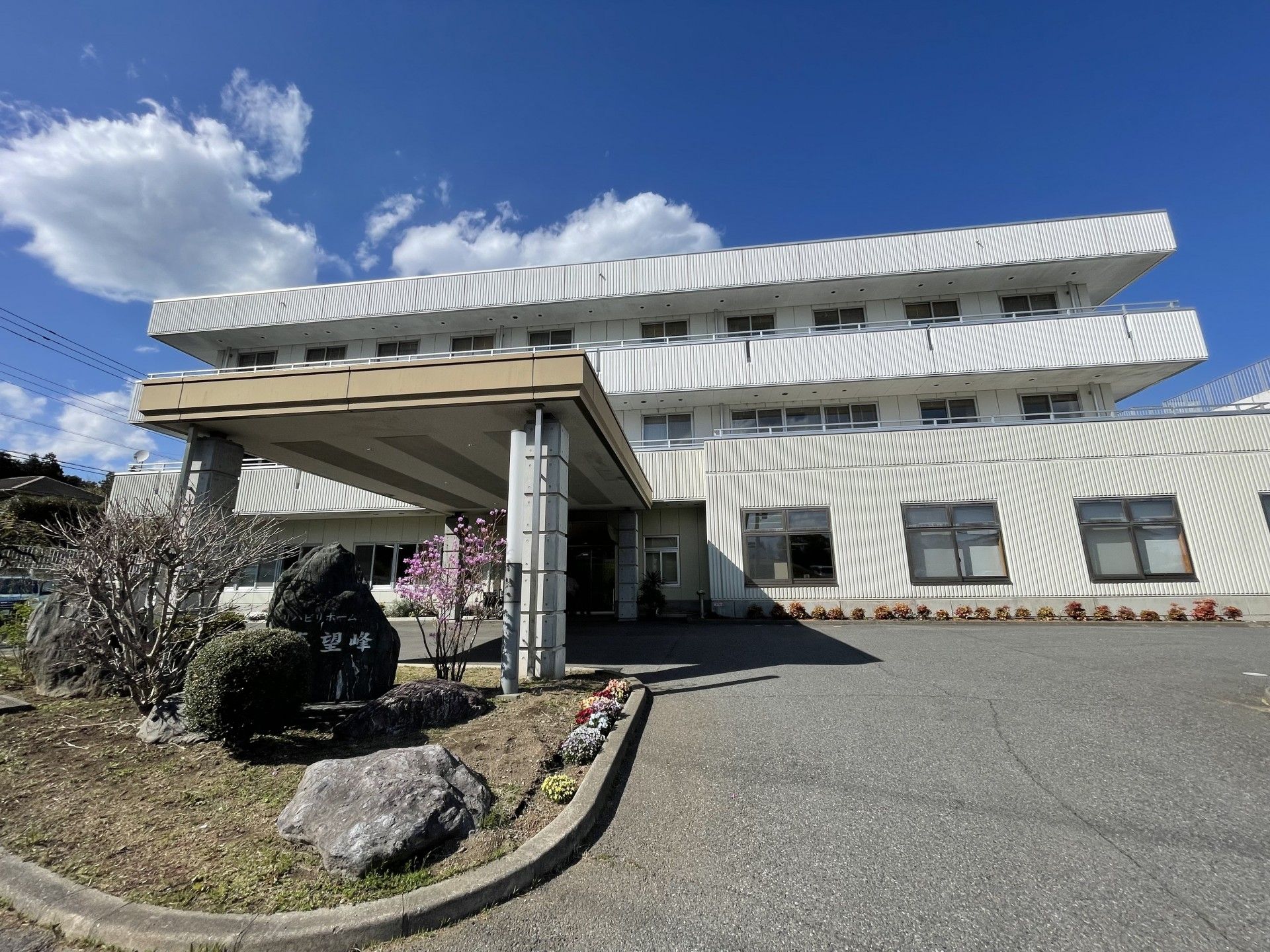 青空の下の建物外観