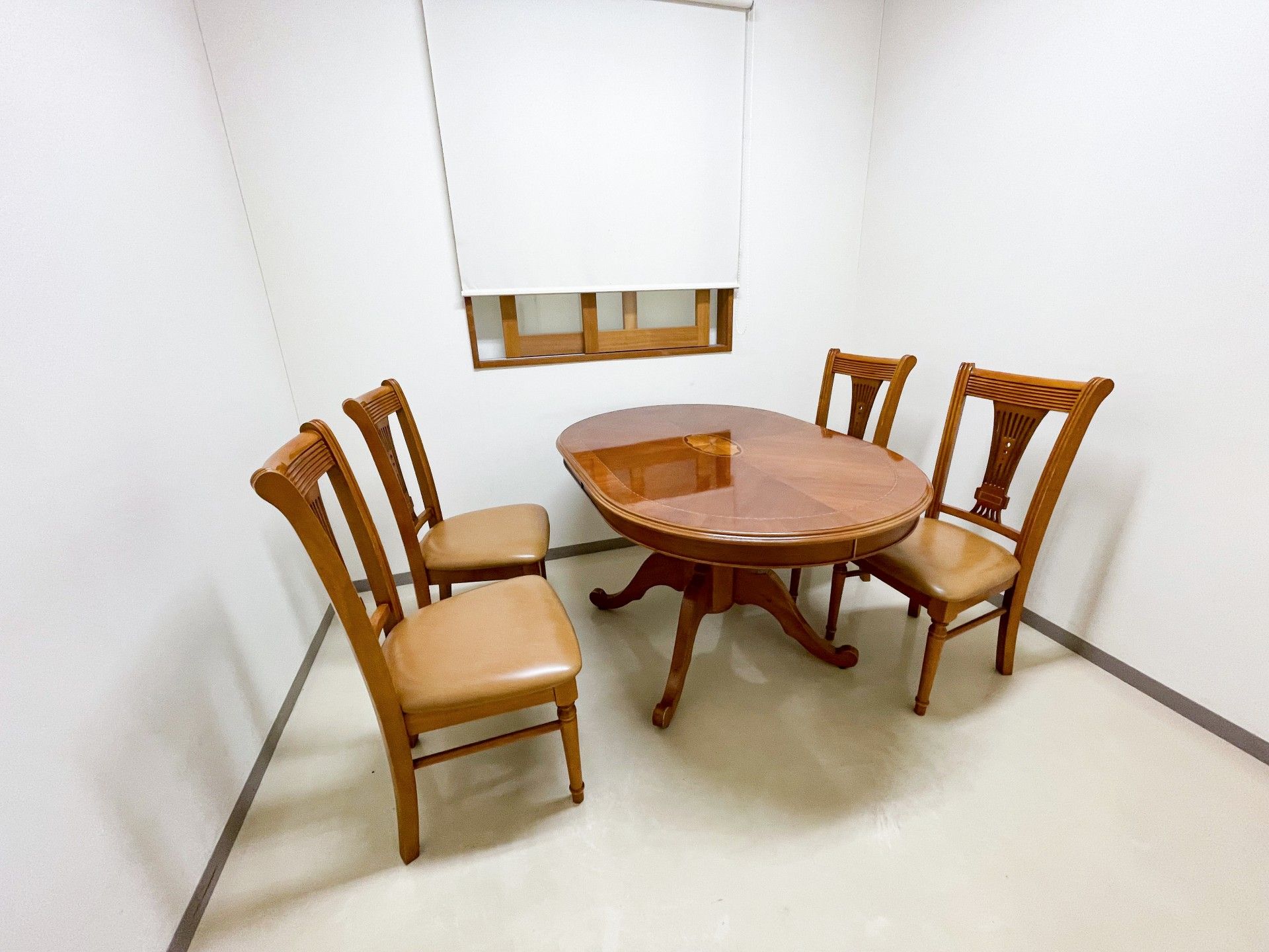 木製テーブルと椅子の部屋