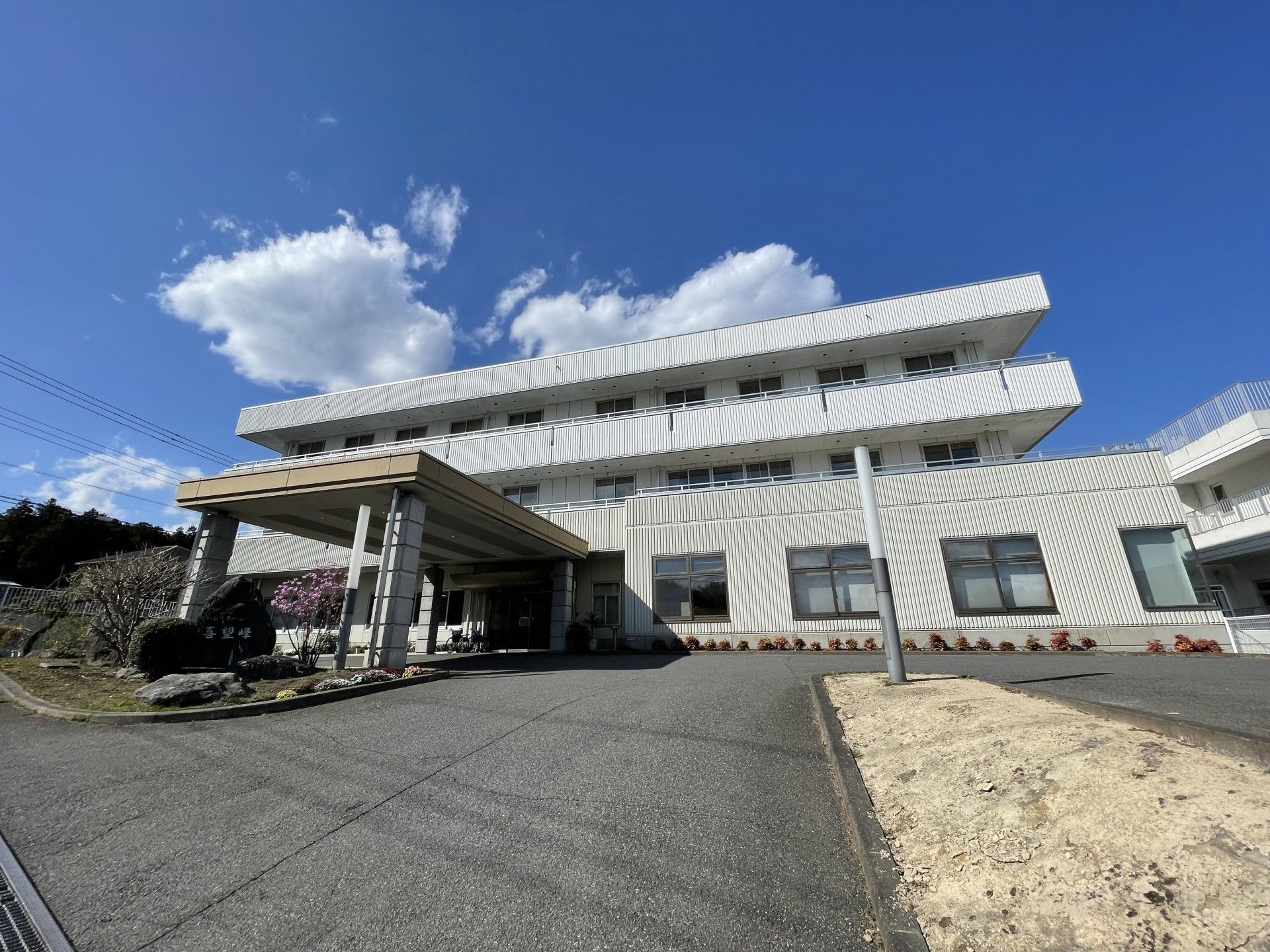 青空の下の建物外観