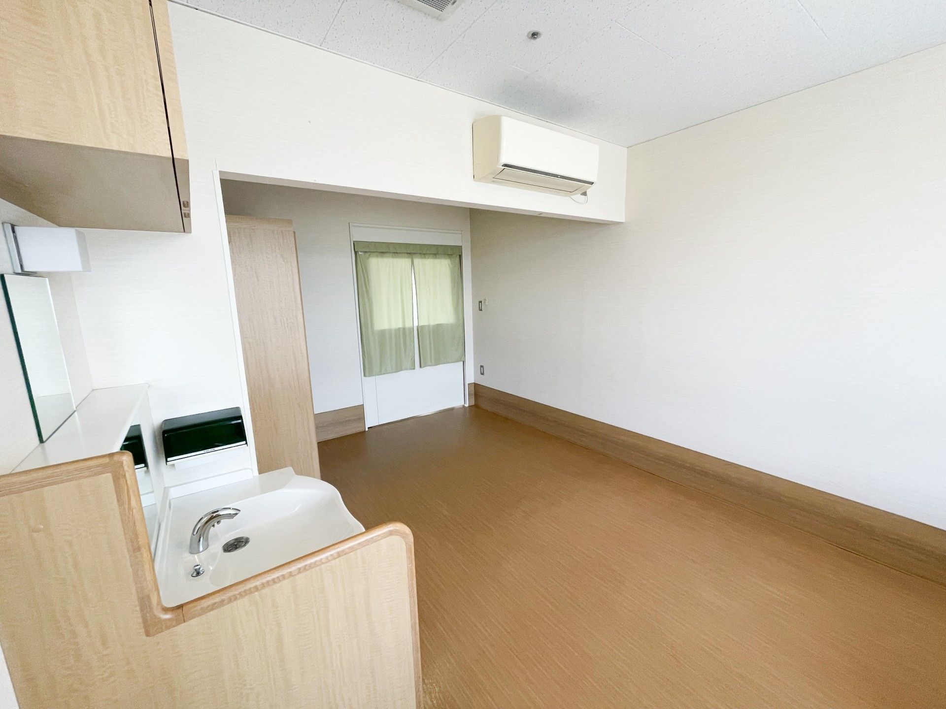 シンプルな個室の一角