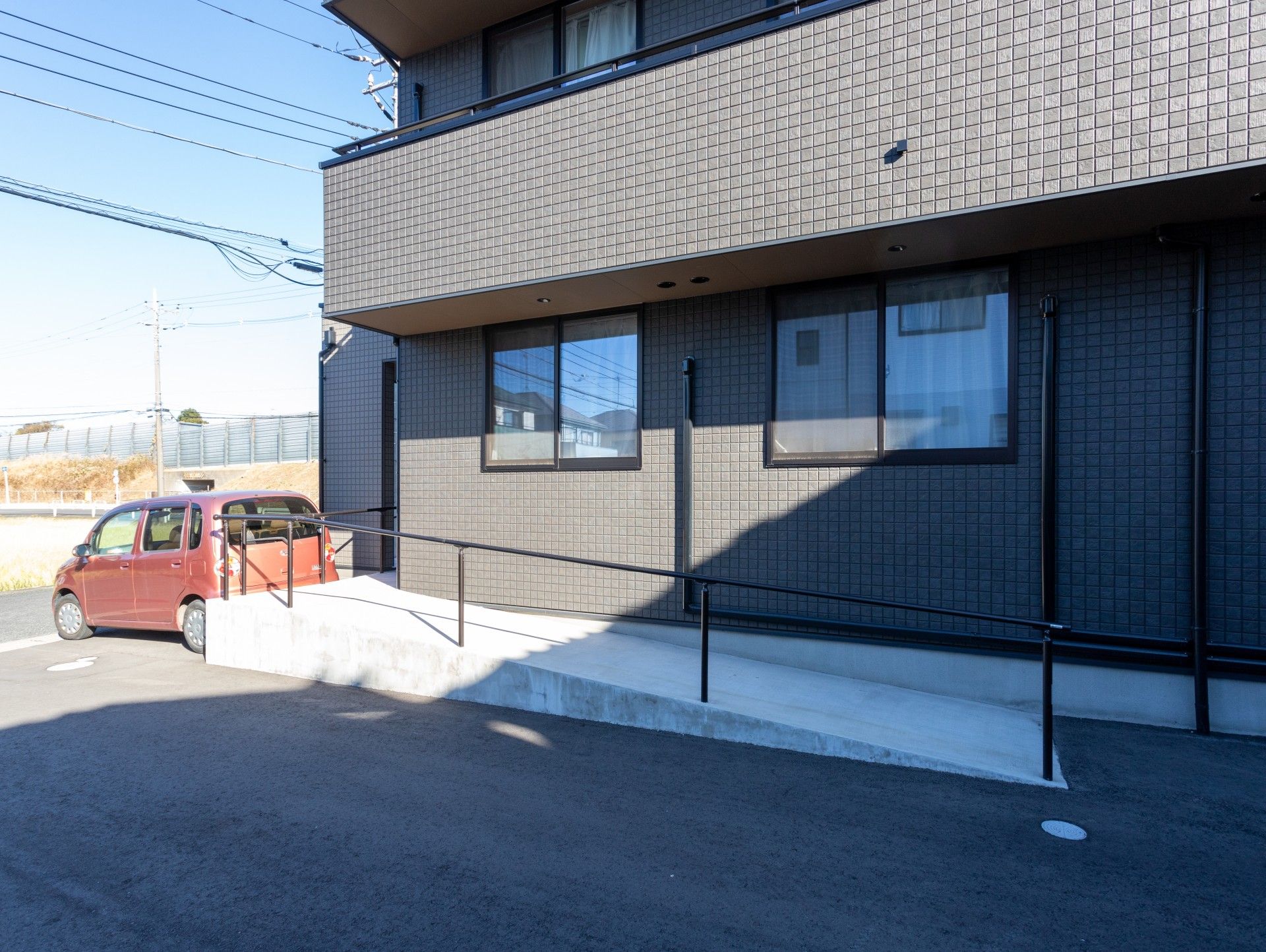 スロープ付きの建物外観