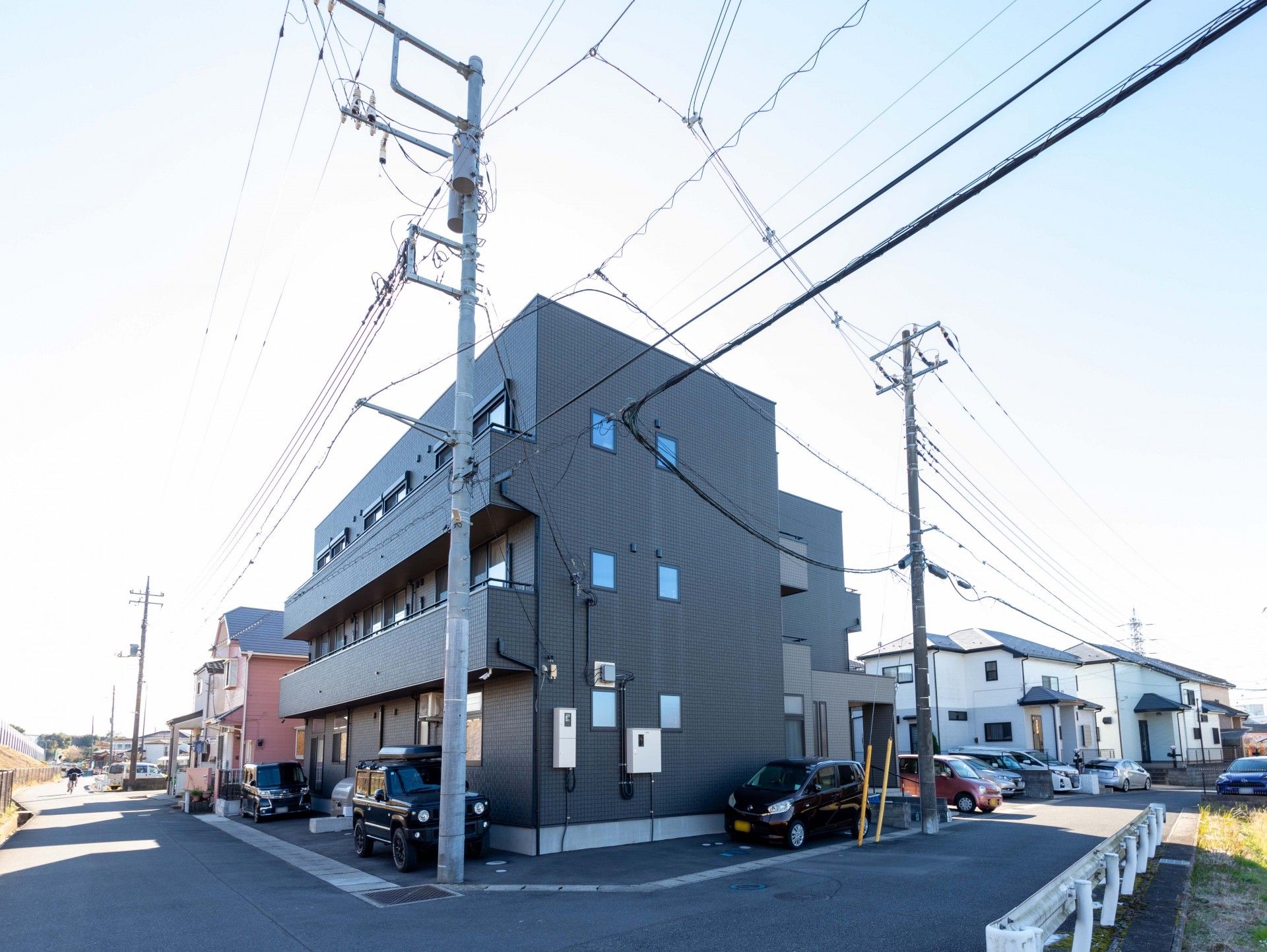 落ち着いた外観の建物