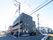 落ち着いた外観の建物