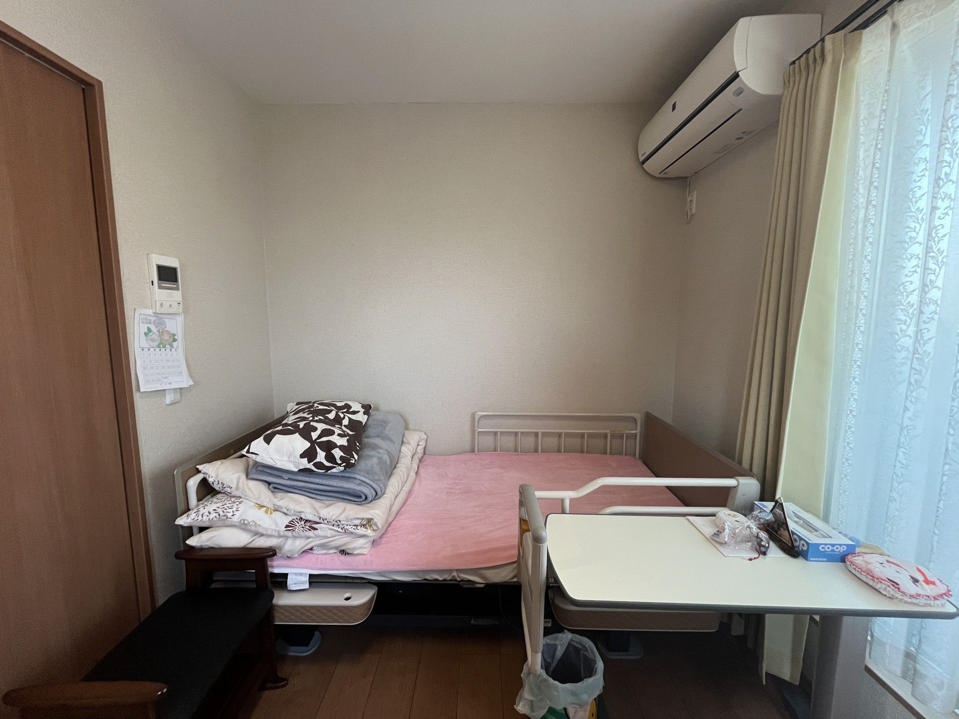 落ち着いた個室のベッド
