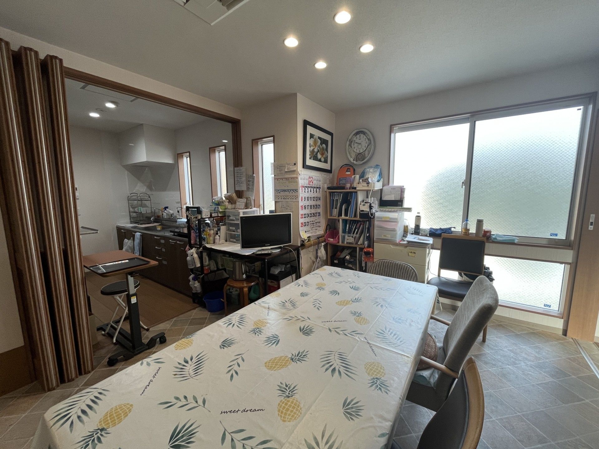 仲良く食事をしている高齢の男性と女性