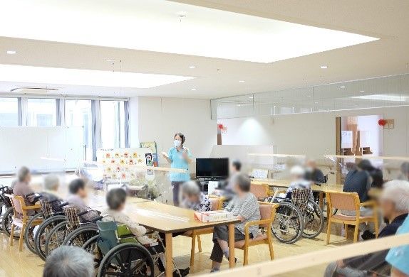 活動中の明るい部屋