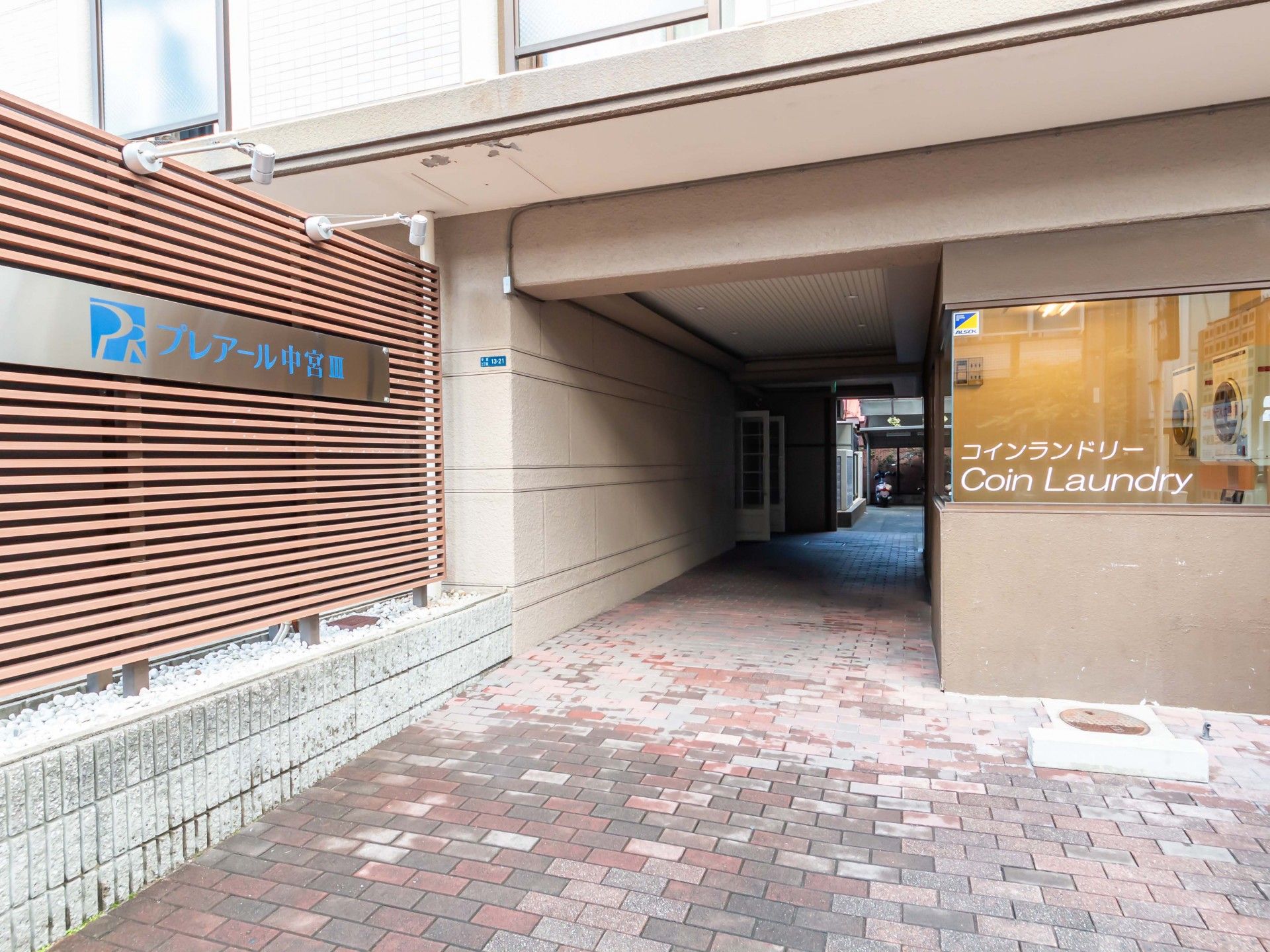 アプローチが広い建物入口