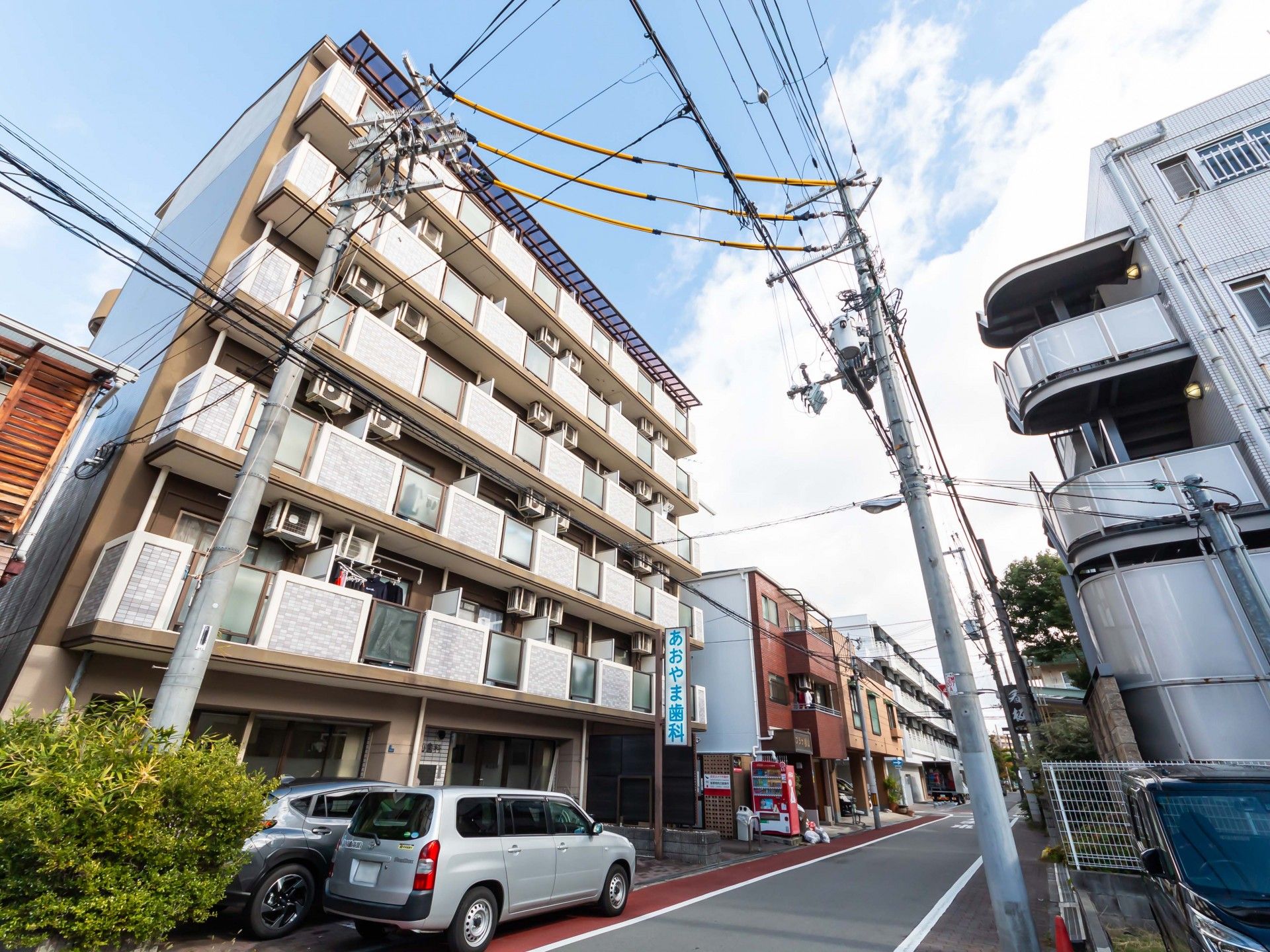 多階層の建物外観