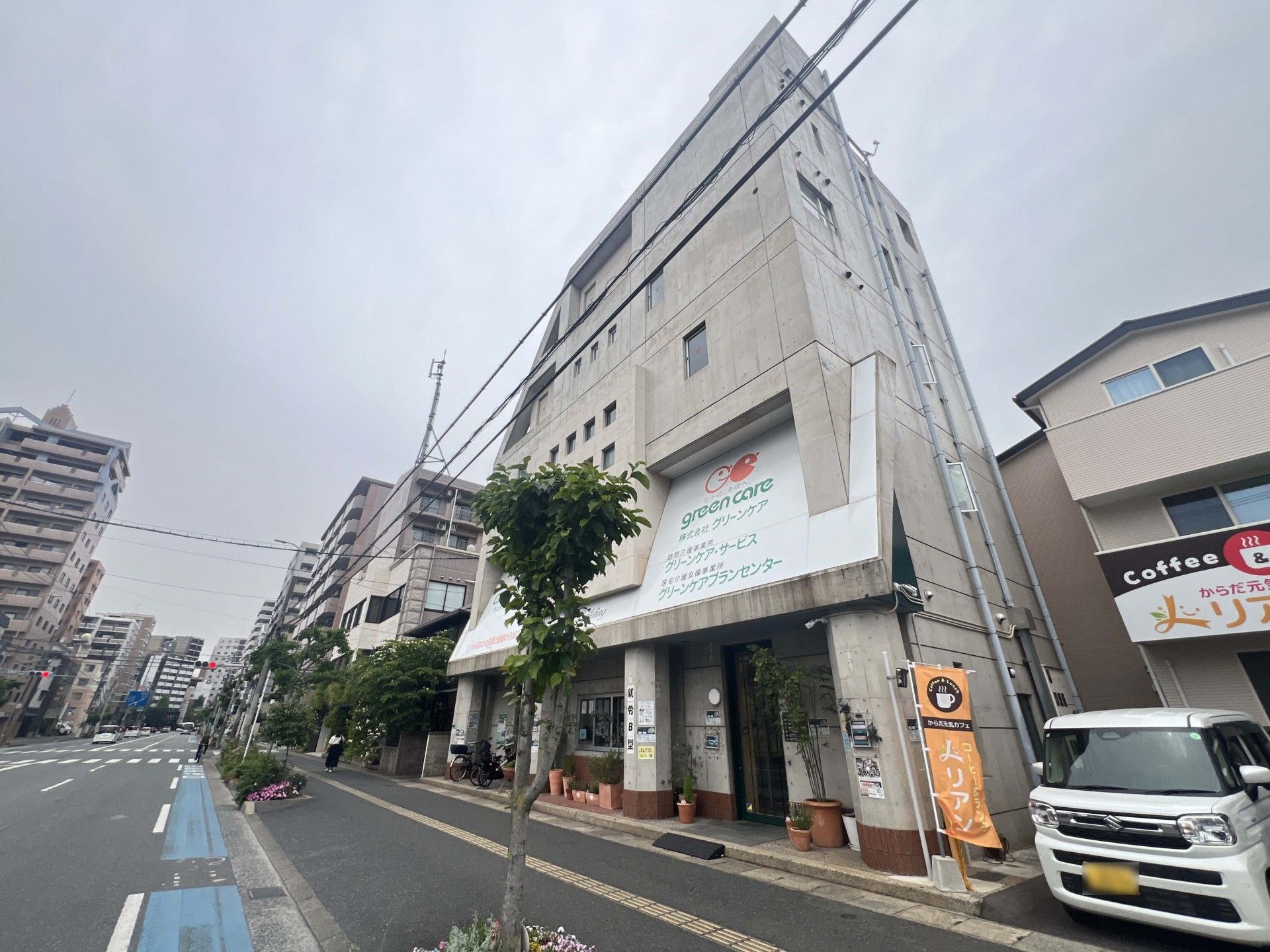 街中の明るい建物入口