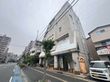 街中の明るい建物入口