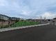 広々とした駐車場と建物の外観