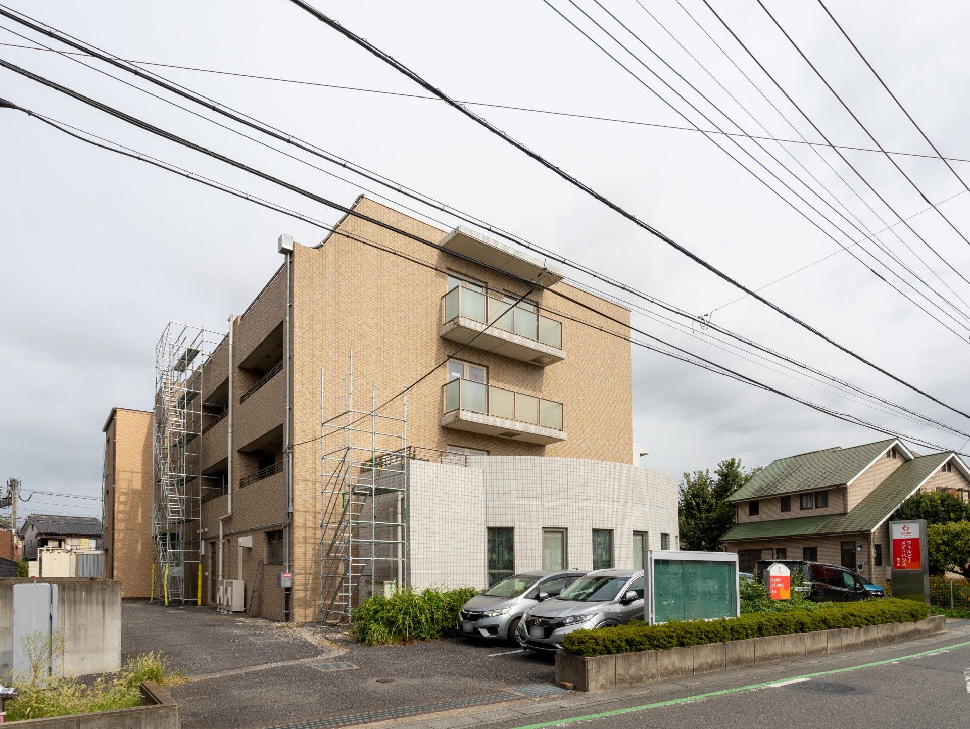 多機能な建物外観