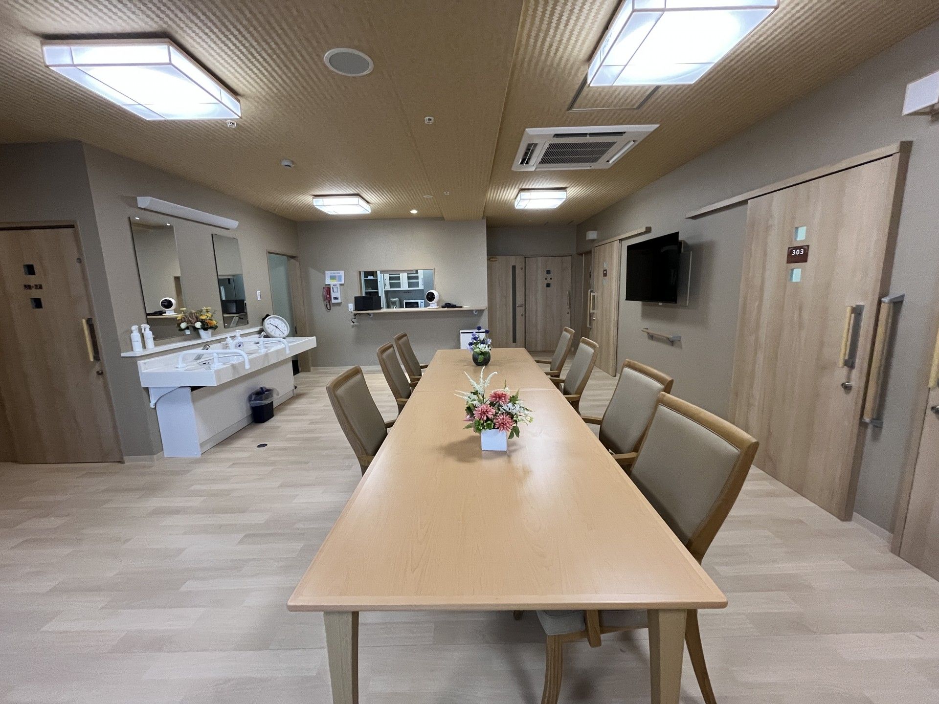 落ち着いた雰囲気の共有スペース