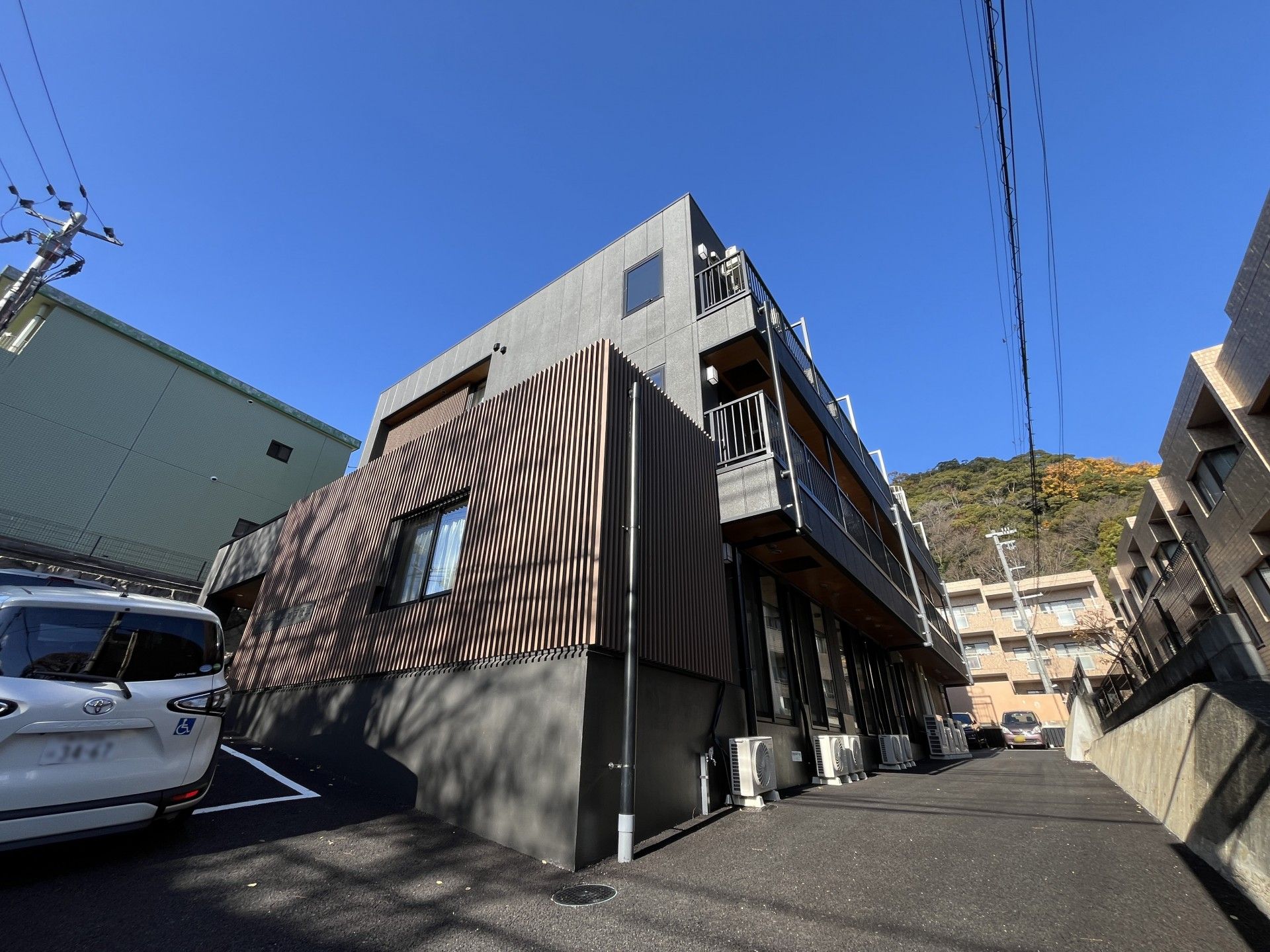 青空の下の建物外観