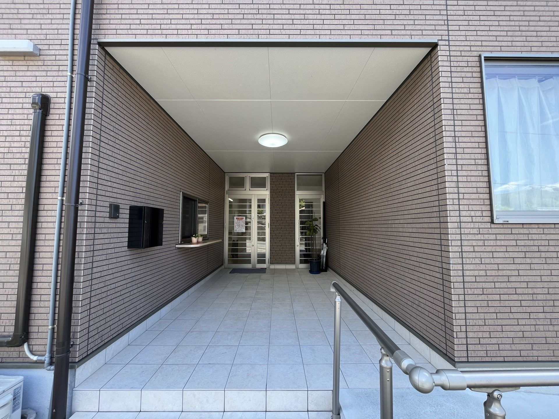 明るいエントランスの風景