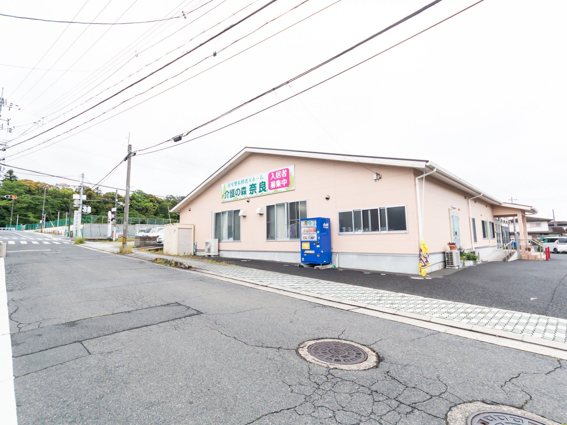 ゆったりとした外観の建物