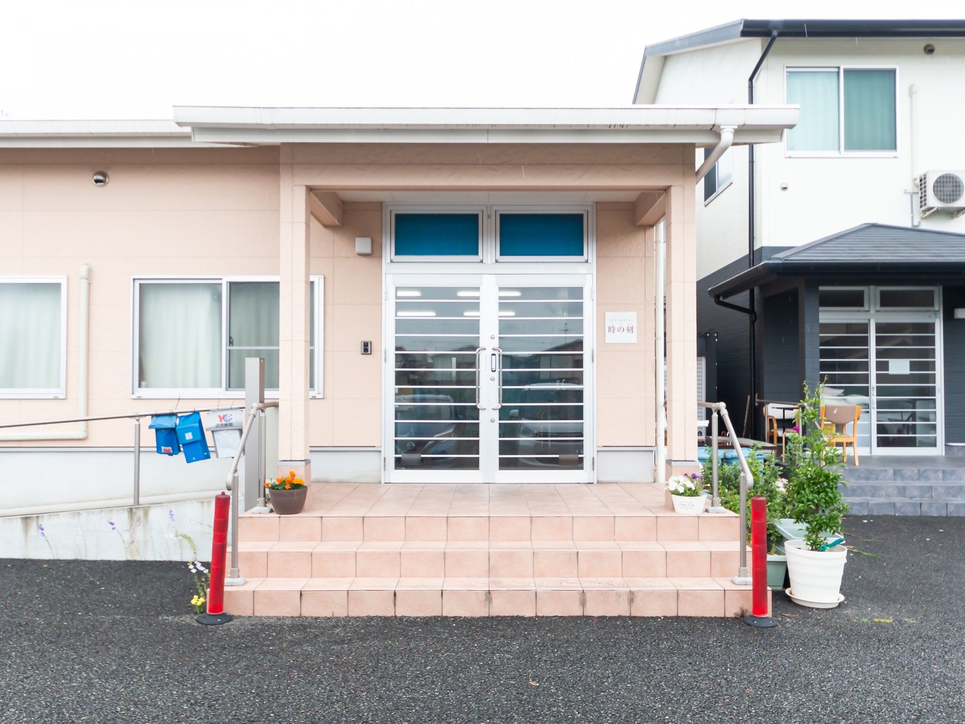 明るい入口の施設外観