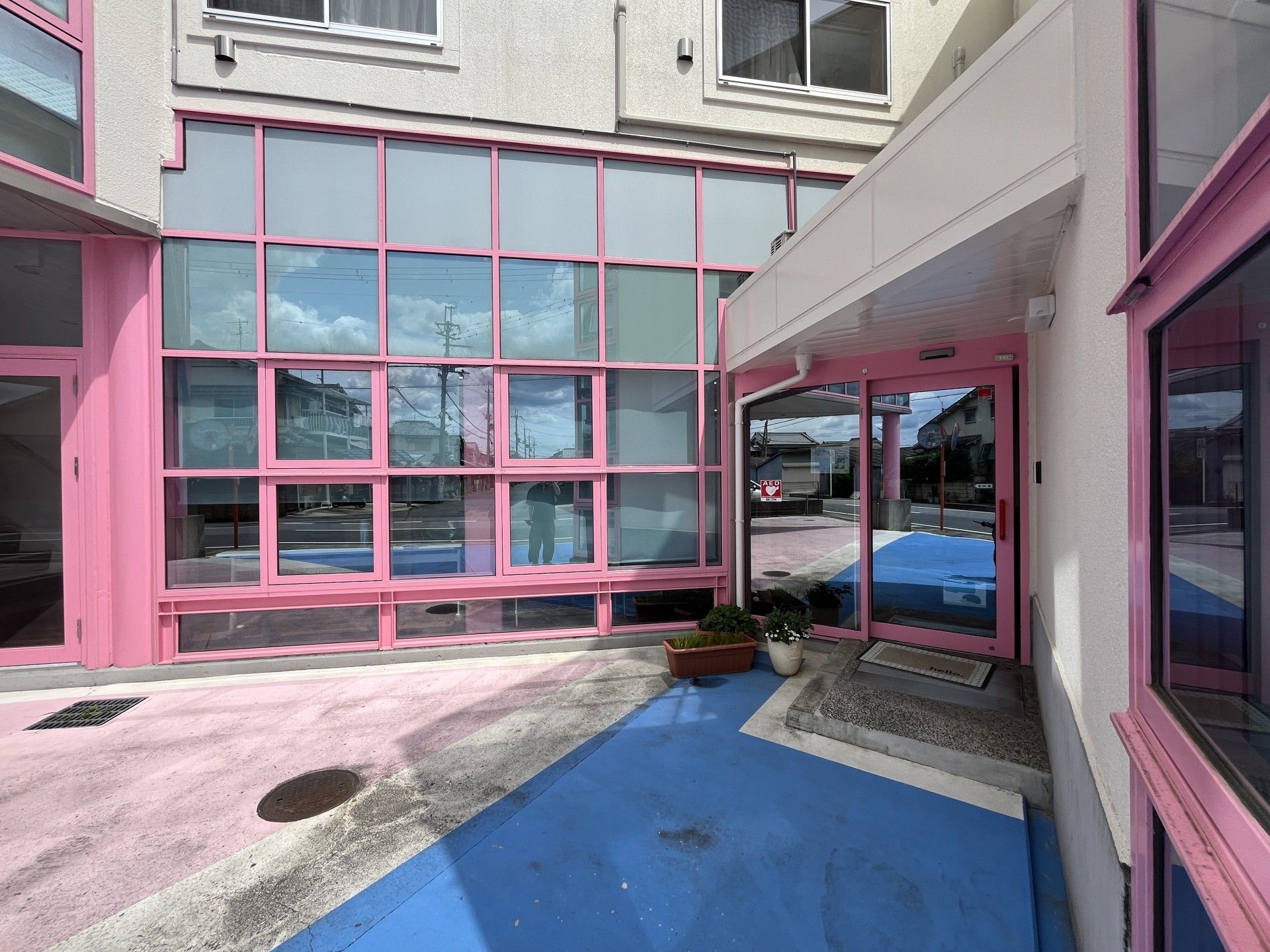 ピンクの建物の入口