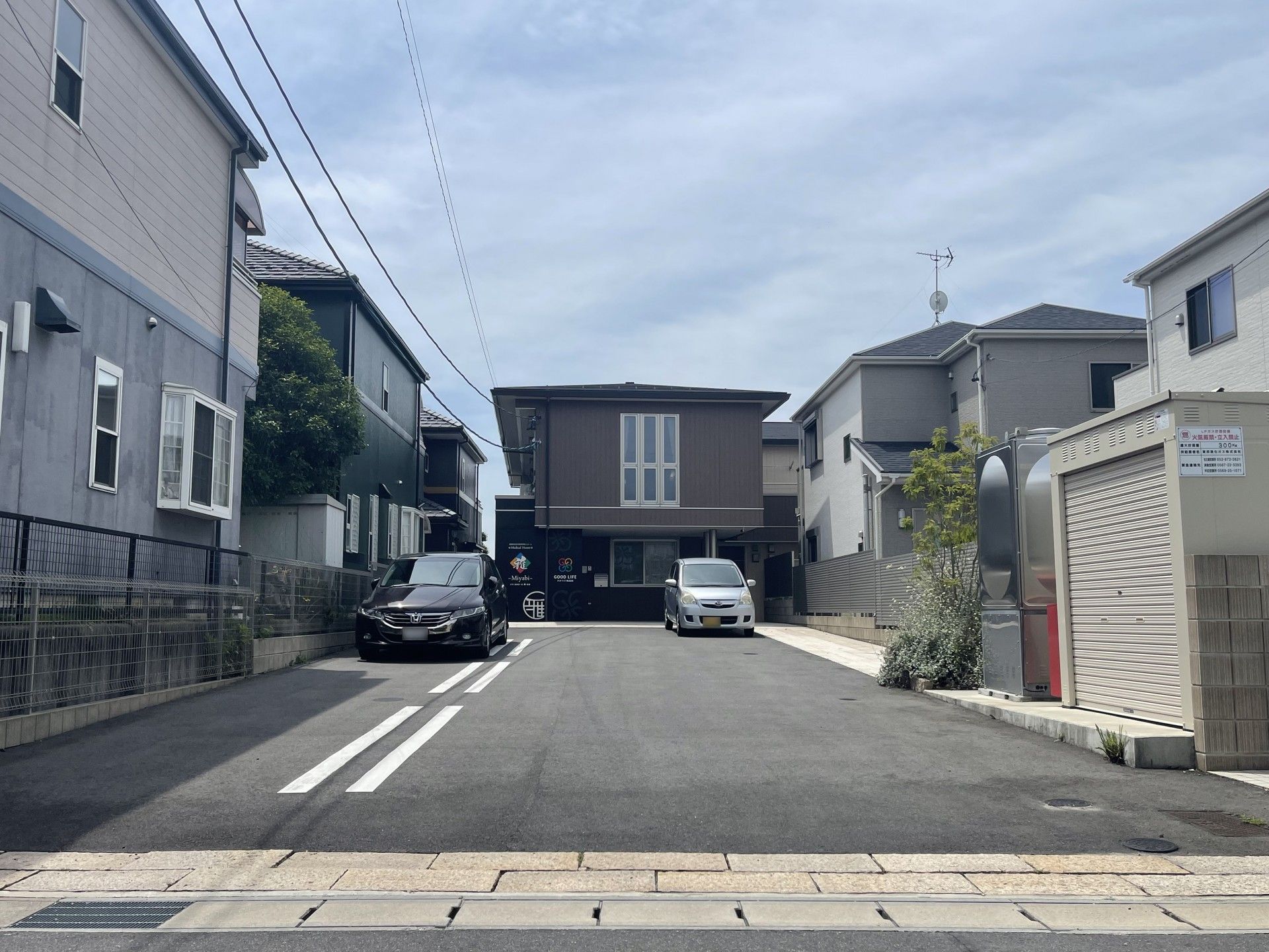 快適な住宅街の施設外観