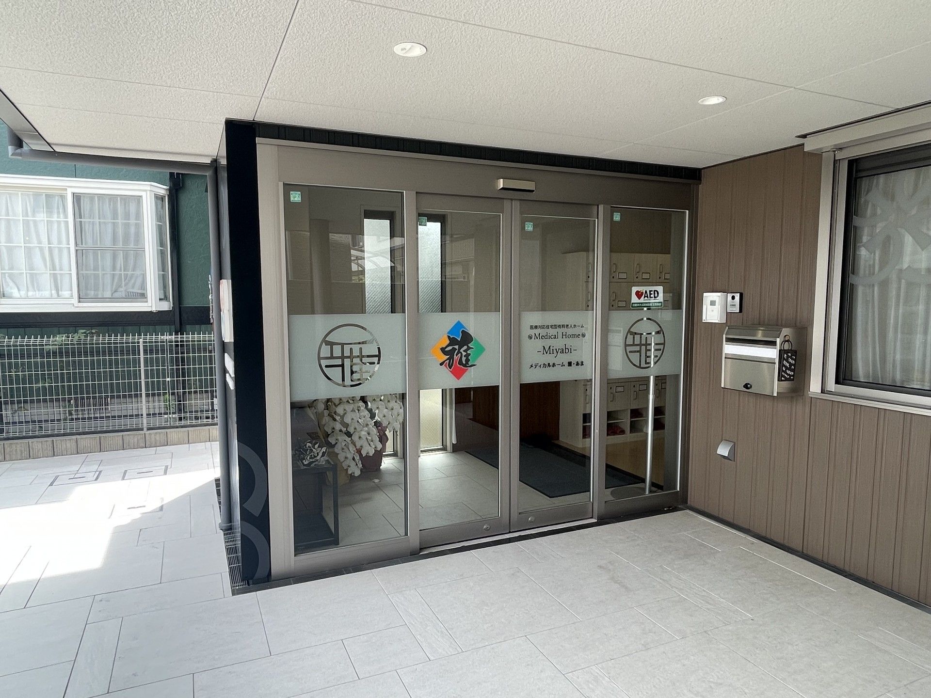 明るいエントランスの出入口