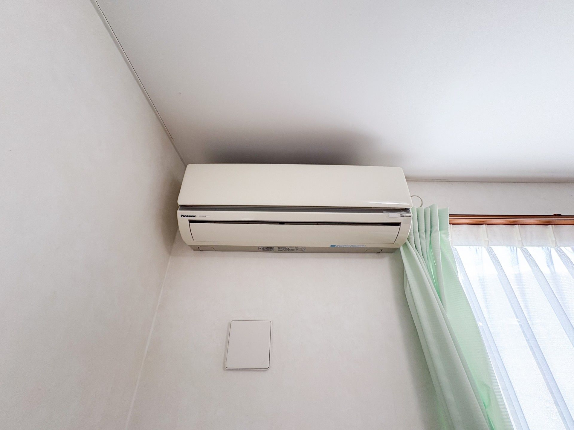 エアコンと窓のある部屋