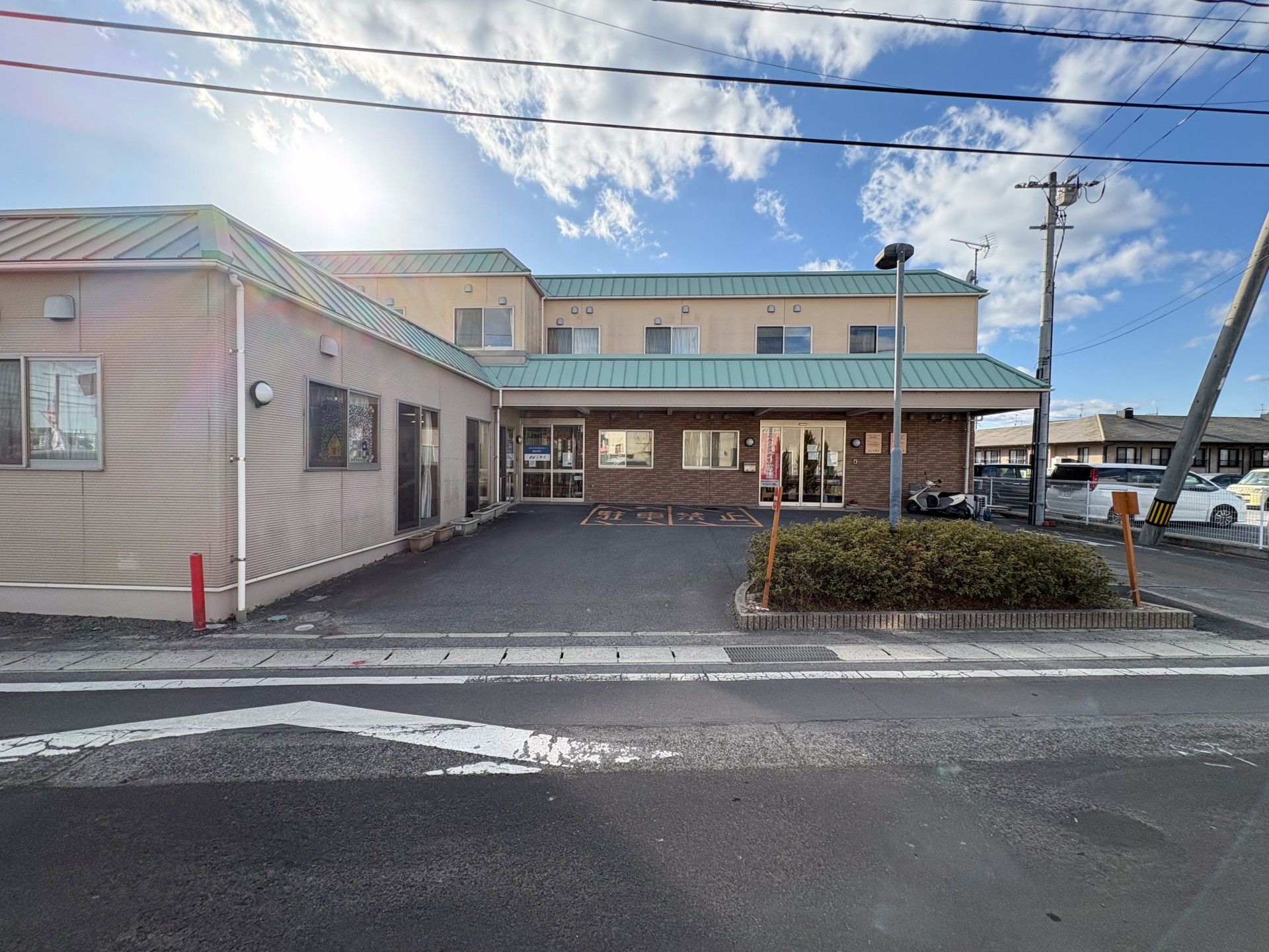 日差しが差し込む建物の外観