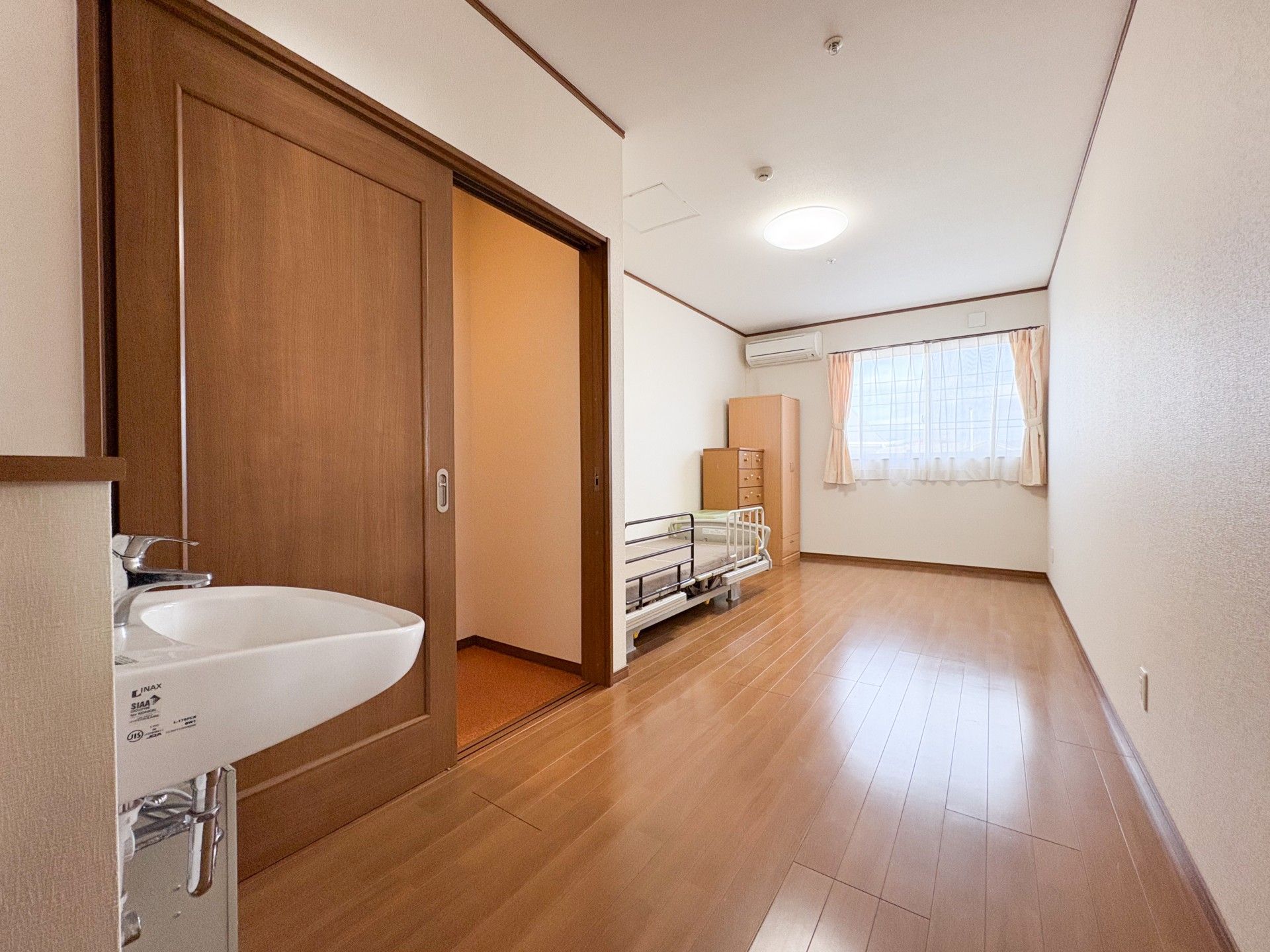 明るい個室の様子