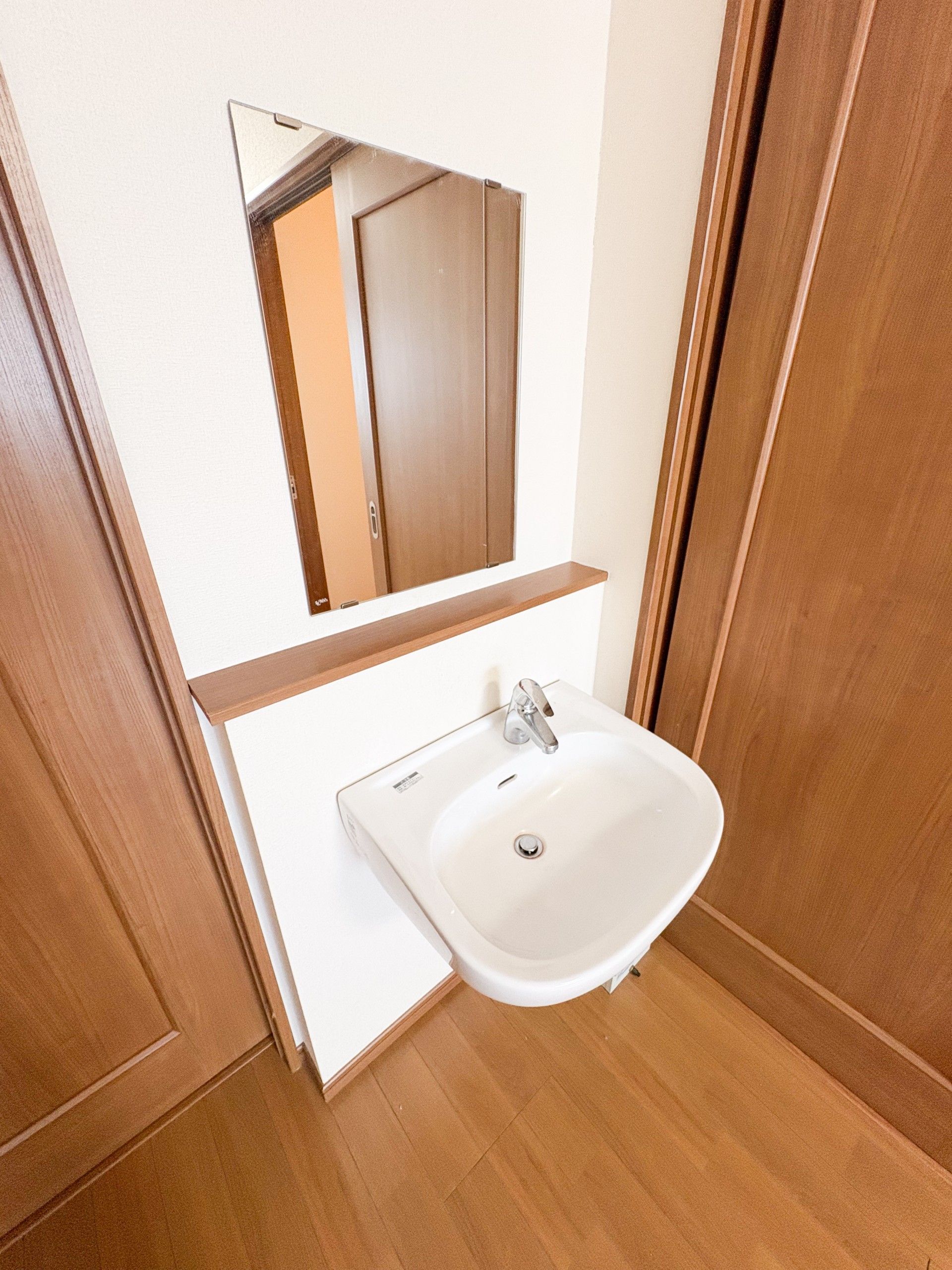 洗面台と鏡のある空間