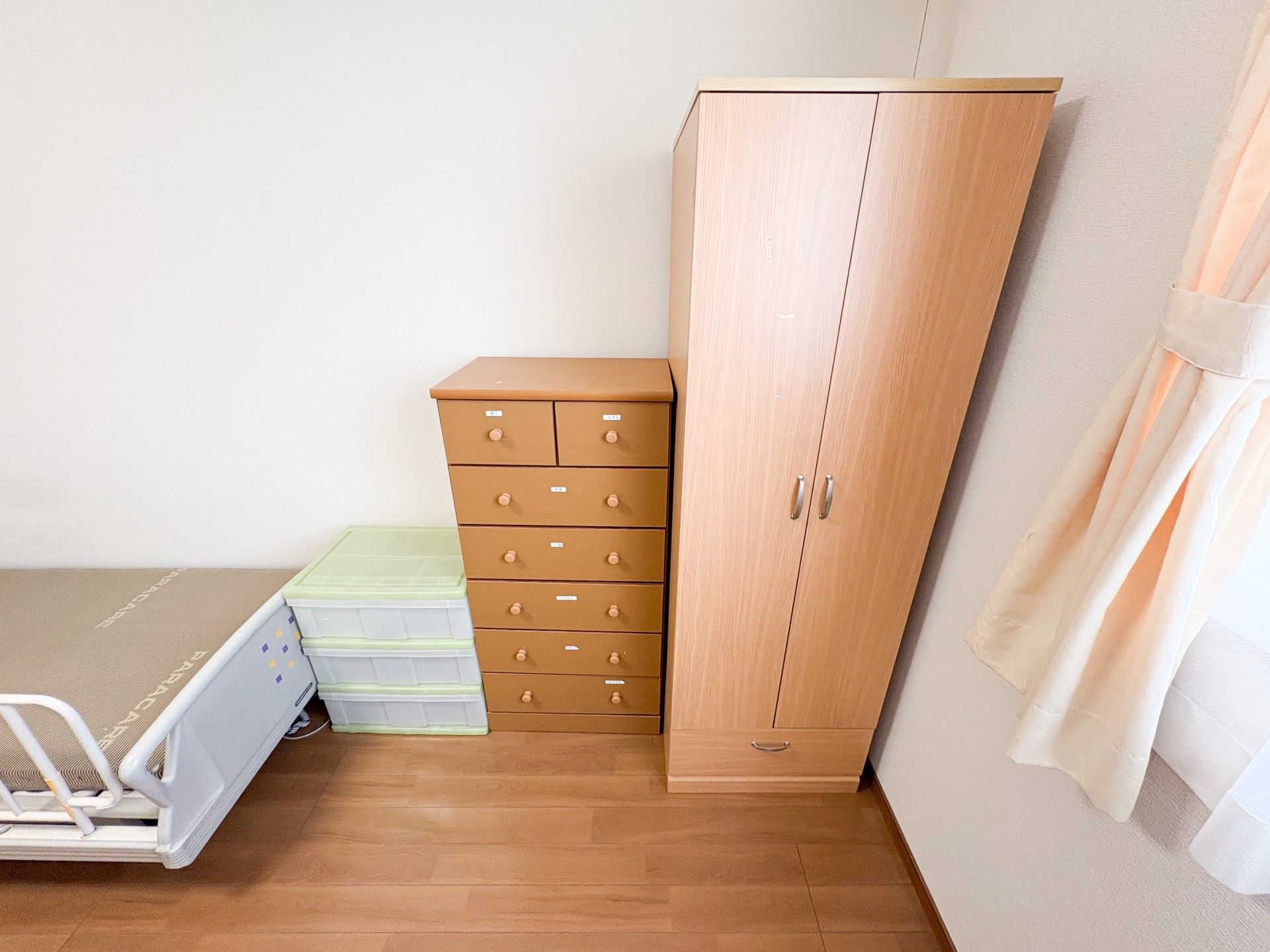 収納家具とベッドの部屋
