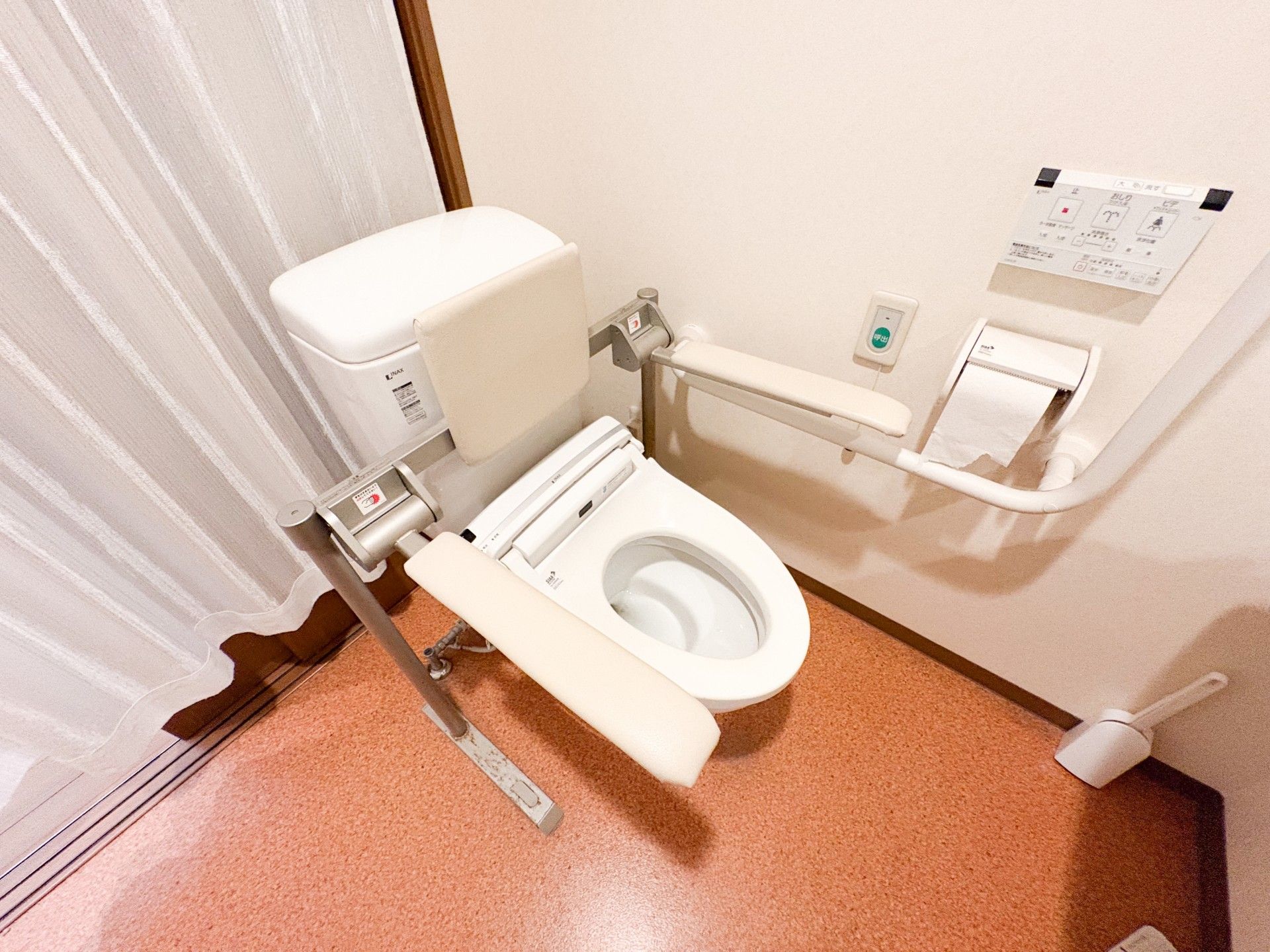 手すり付きのトイレ