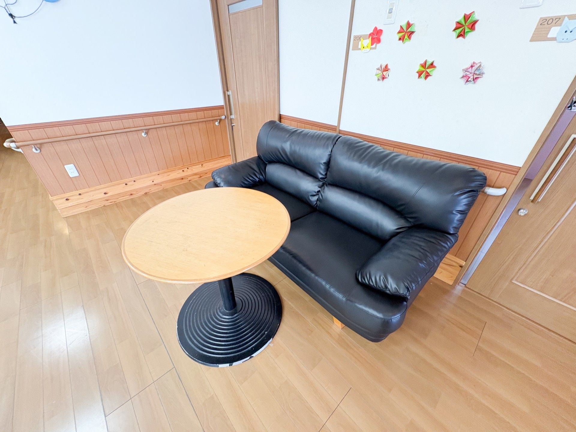 くつろぎのソファとテーブル