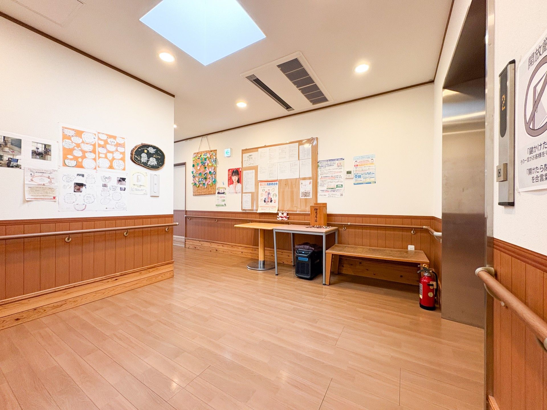 掲示物が並ぶ廊下