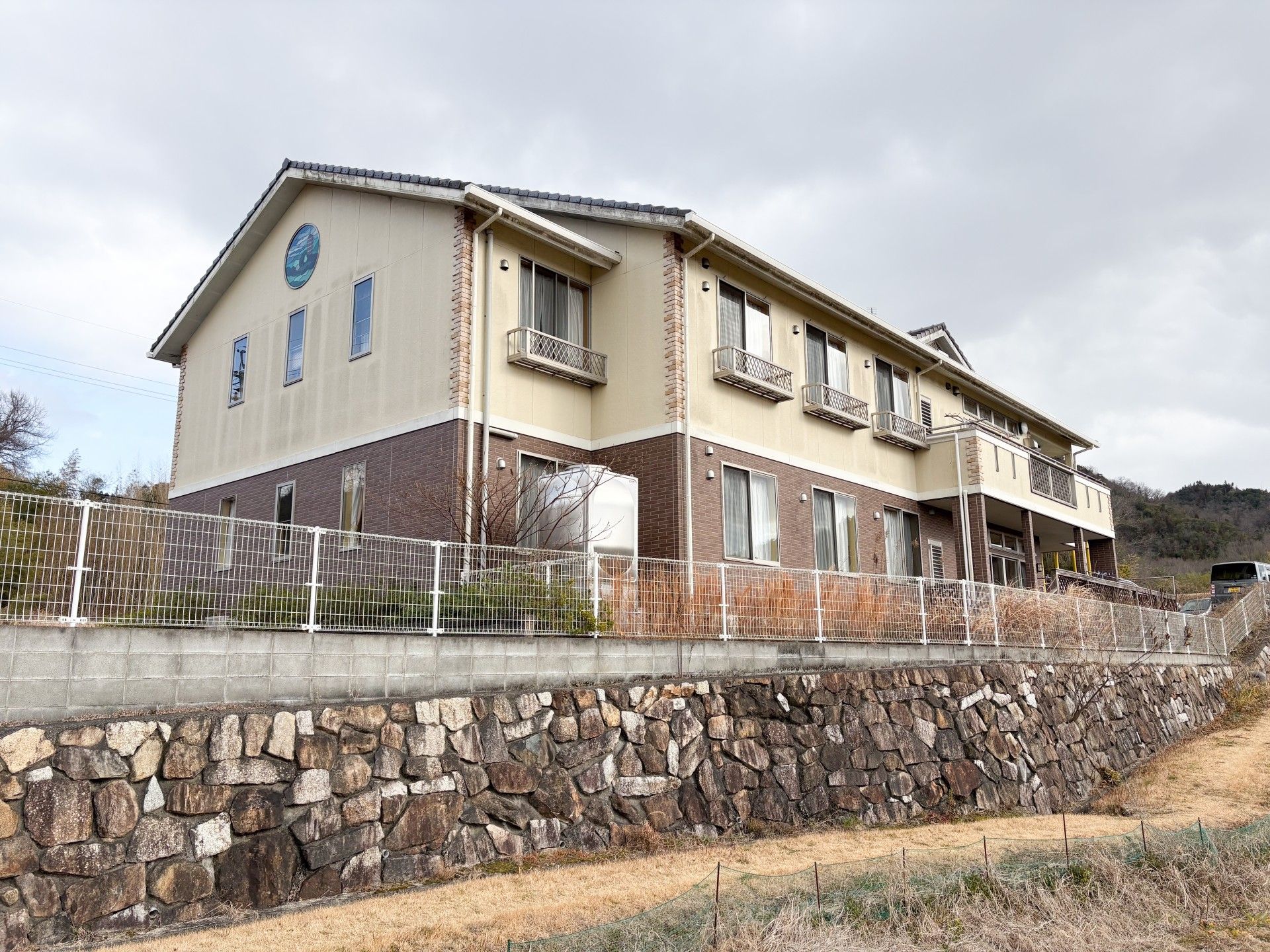 自然に囲まれた建物外観