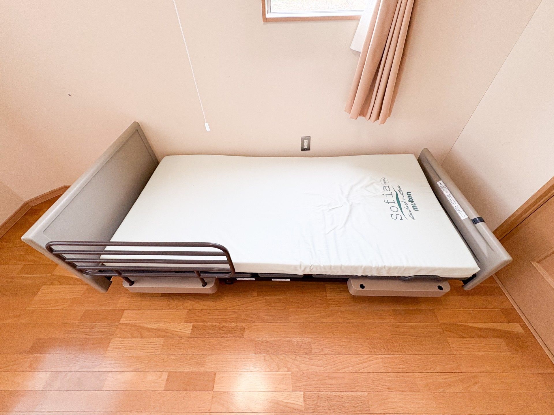 シンプルなベッドの部屋